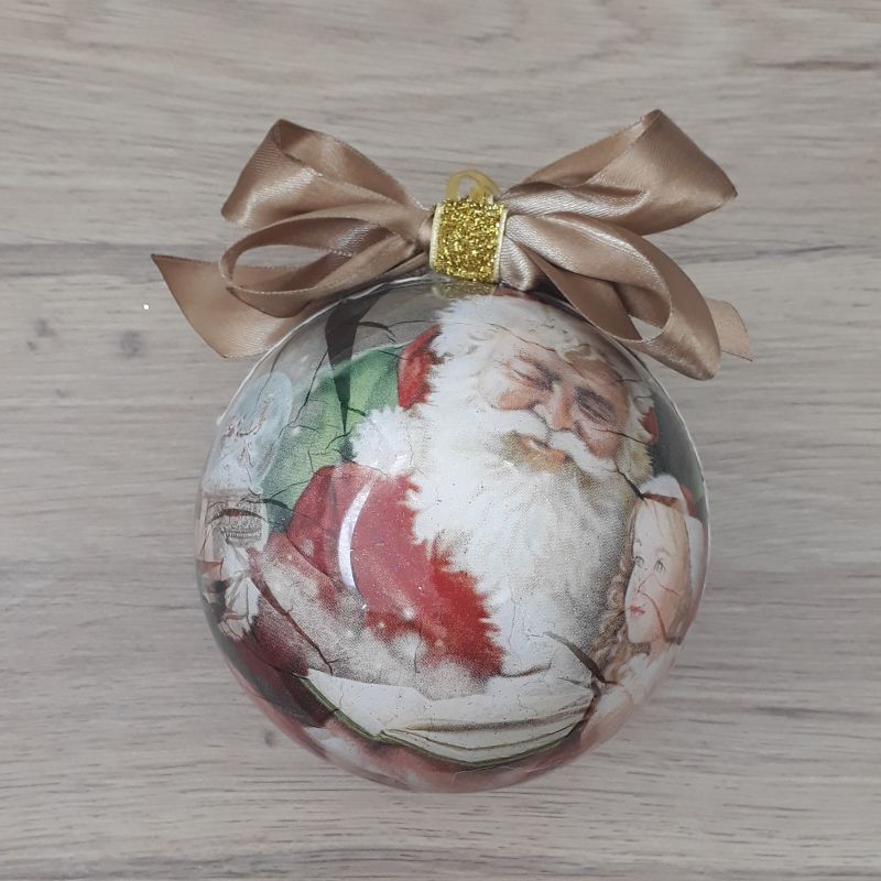 Grande boule décorée à la main. Motif : père noel boule à neige