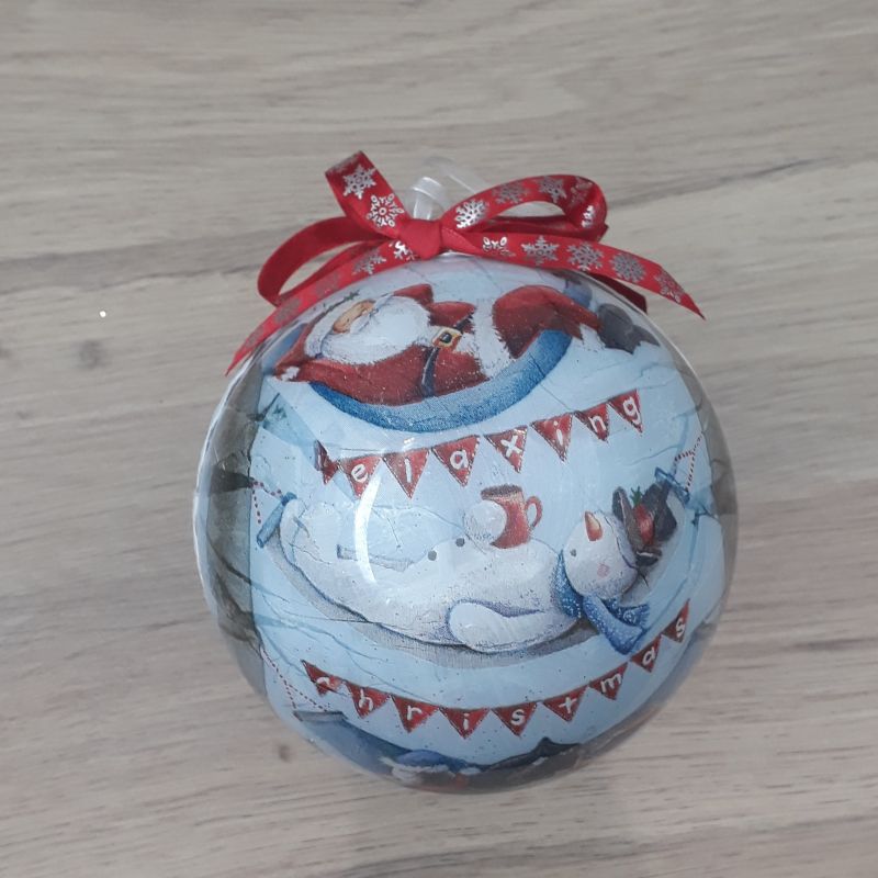 Grande boule décorée à la main. Motif : père noel hamac