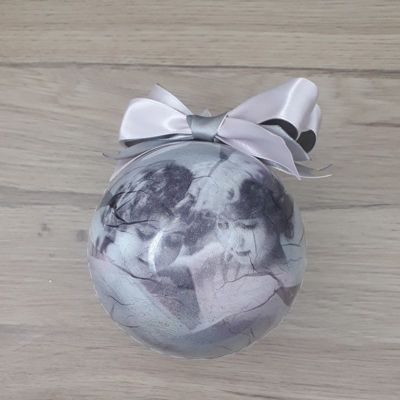 Grande boule décorée à la main. Motif : enfants shabby