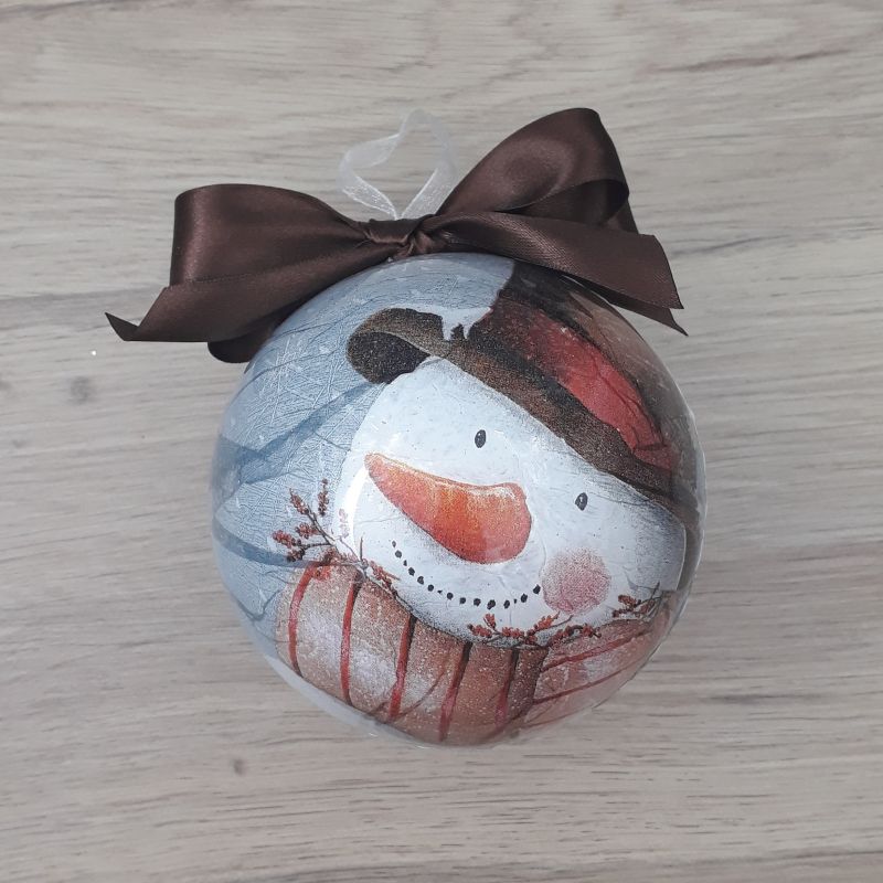 Grande boule décorée à la main. Motif : tête bonhomme de neige