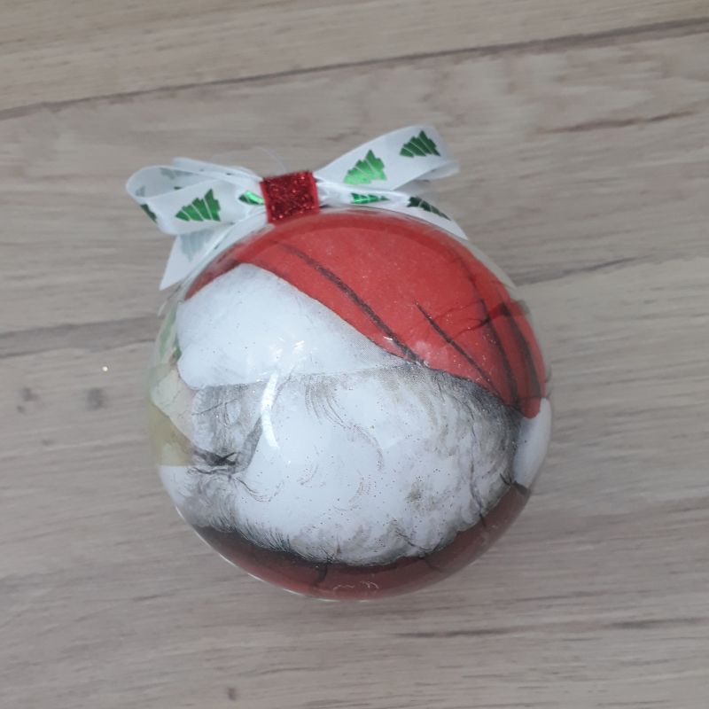 Grande boule décorée à la main. Motif : arrière tête de père noel traditionnel