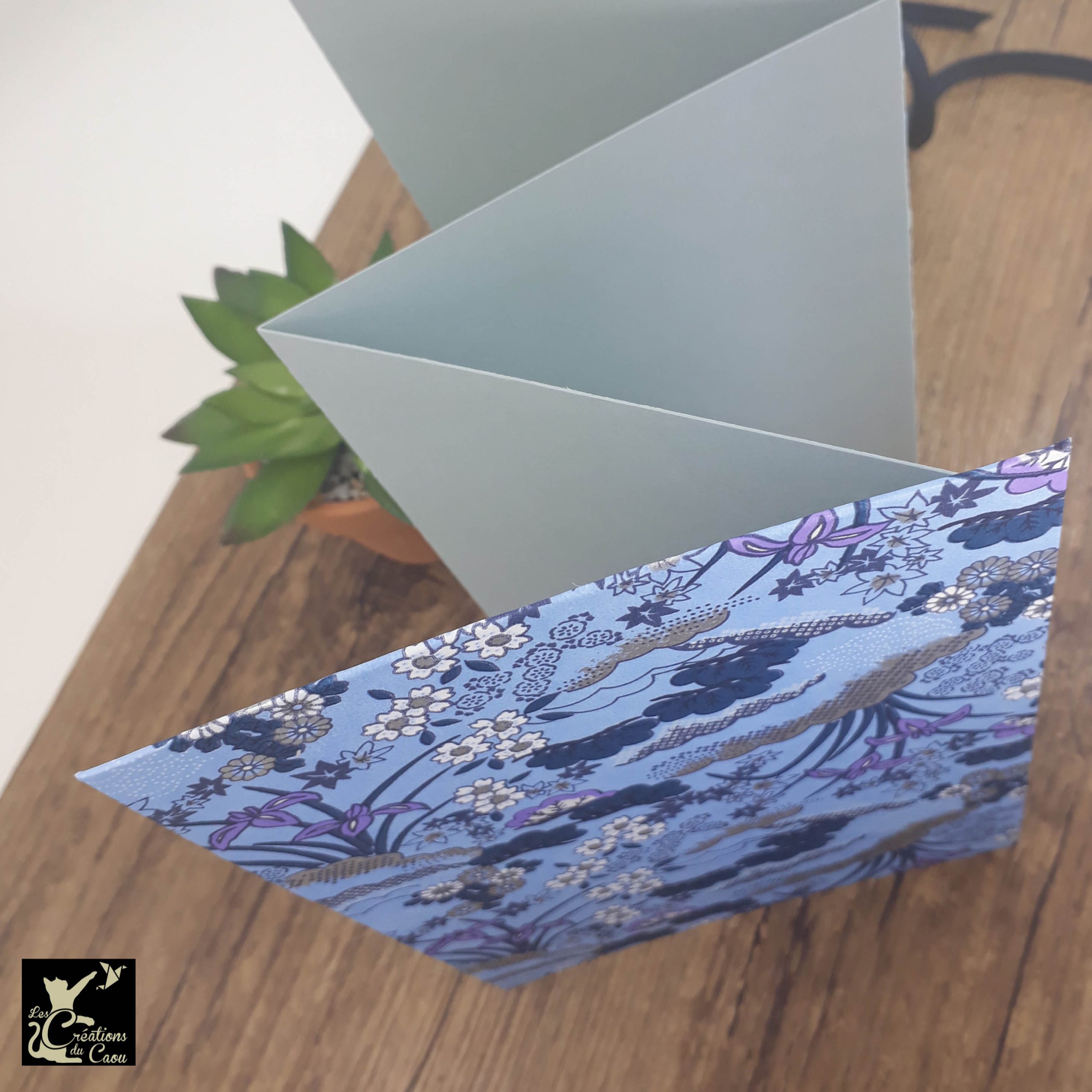 Album photo leporello réalisé à la main dans notre atelier de Lambersart (Lille), recouvert d'un papier japonais bleu mauve au motif d'iris.