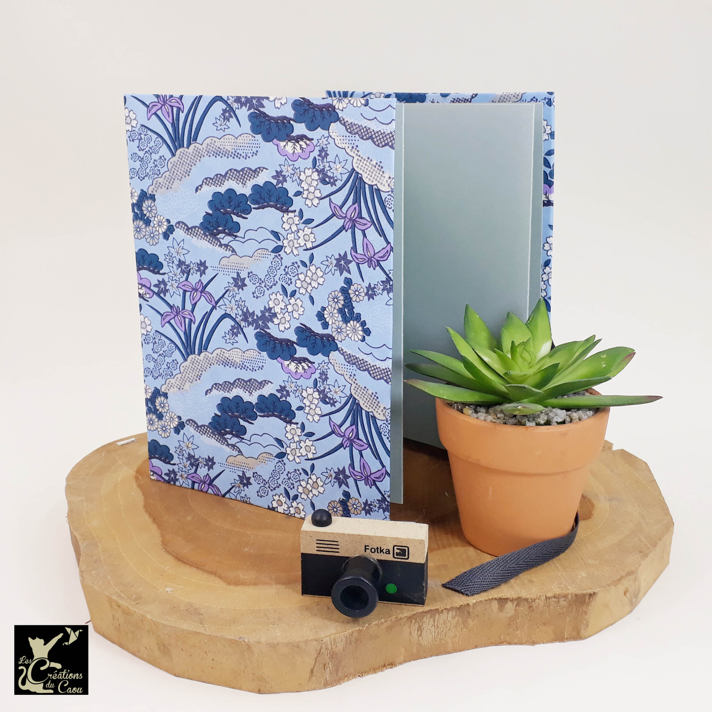 Album photo leporello réalisé à la main dans notre atelier de Lambersart (Lille), recouvert d'un papier japonais bleu mauve au motif d'iris.