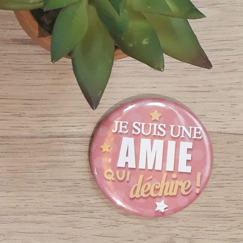 Magnet, badge réalisé à la main dans notre atelier de Lambersart (Lille) pour un(e) ami(e).