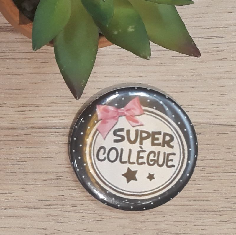 Magnet, badge réalisé à la main dans notre atelier de Lambersart (Lille) pour un collègue.