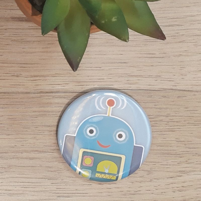 Magnet, badge réalisé à la main dans notre atelier de Lambersart (Lille) pour un garçon.