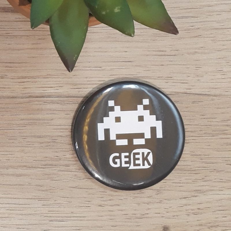 Magnet, badge réalisé à la main dans notre atelier de Lambersart (Lille) pour un geek.