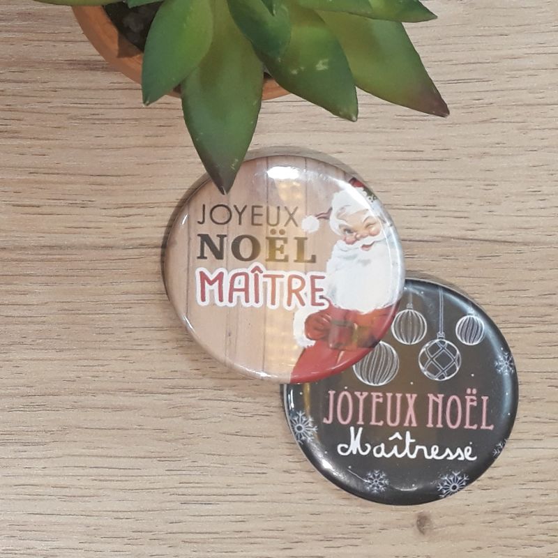 Magnet, badge réalisé à la main dans notre atelier de Lambersart (Lille) pour souhaiter joyeux noel au maitre, ou à la maitresse de votre enfant.