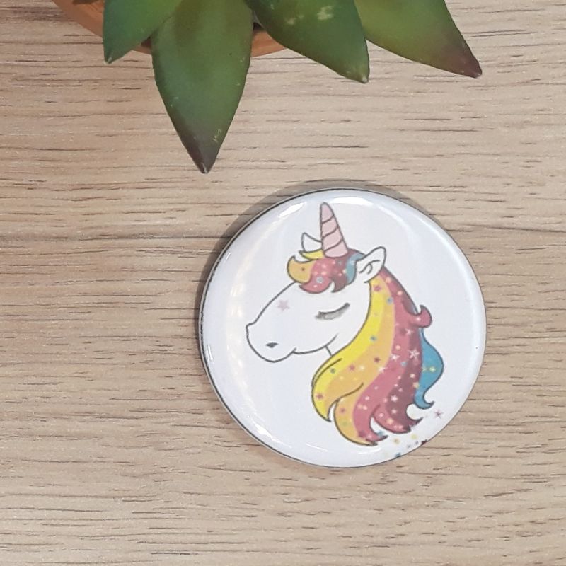 Magnet, badge réalisé à la main dans notre atelier de Lambersart (Lille) pour une fan de licorne.