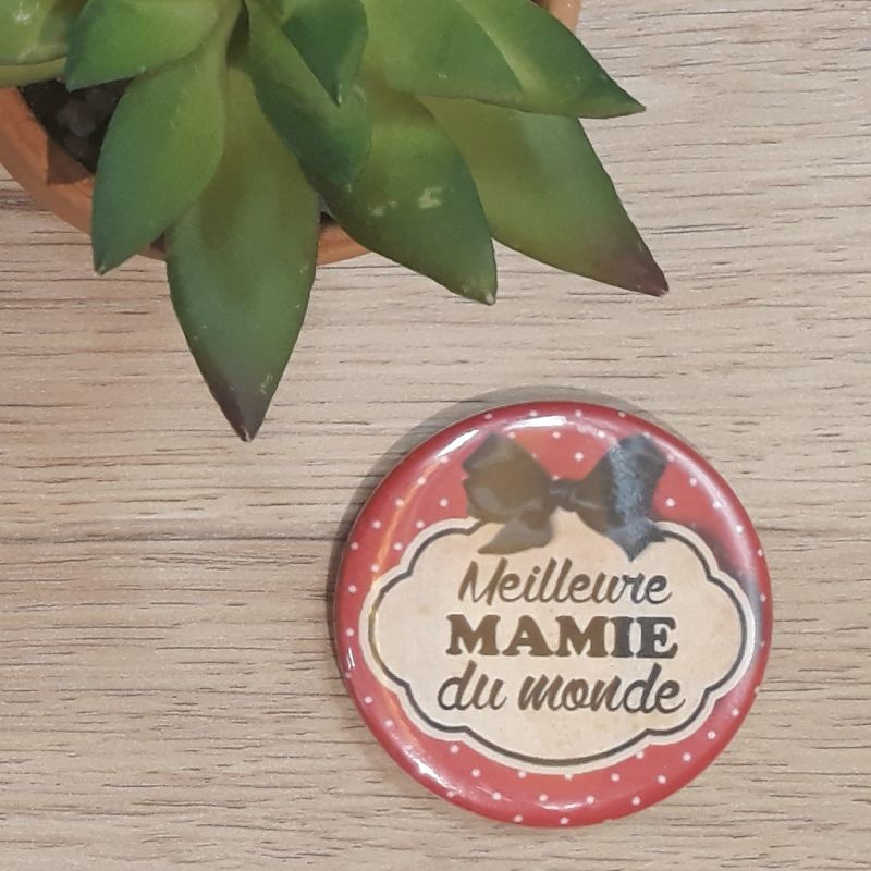 Magnet, badge réalisé à la main dans notre atelier de Lambersart (Lille) pour une mamie.