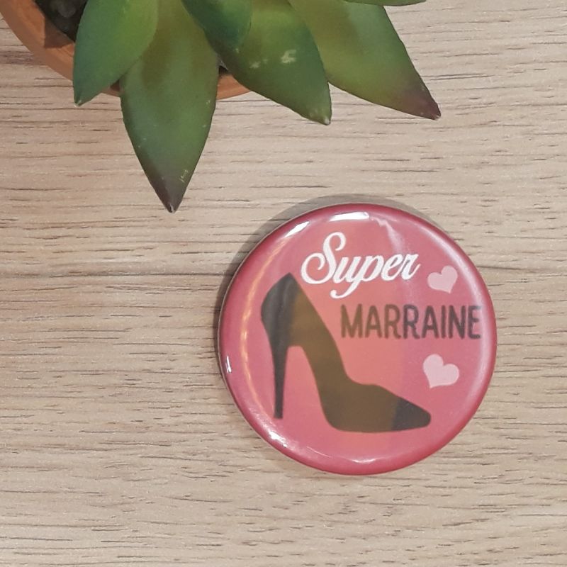 Magnet, badge réalisé à la main dans notre atelier de Lambersart (Lille) pour une marraine