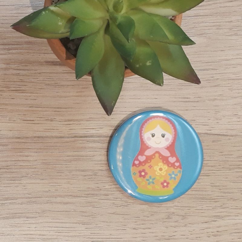 Magnet, badge réalisé à la main dans notre atelier de Lambersart (Lille) pour une fan de matriochka.