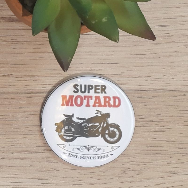 Magnet, badge réalisé à la main dans notre atelier de Lambersart (Lille) pour un motard.