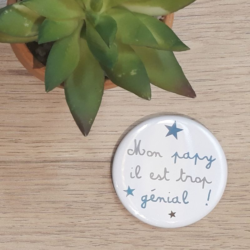 Magnet, badge réalisé à la main dans notre atelier de Lambersart (Lille) pour un papy.