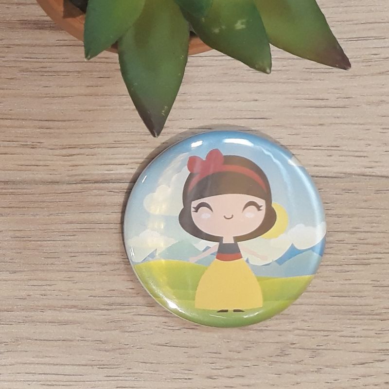 Magnet, badge réalisé à la main dans notre atelier de Lambersart (Lille) pour une fan de princesses.