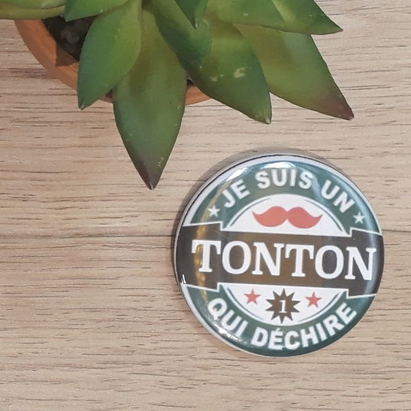 Magnet, badge réalisé à la main dans notre atelier de Lambersart (Lille) pour un tonton.