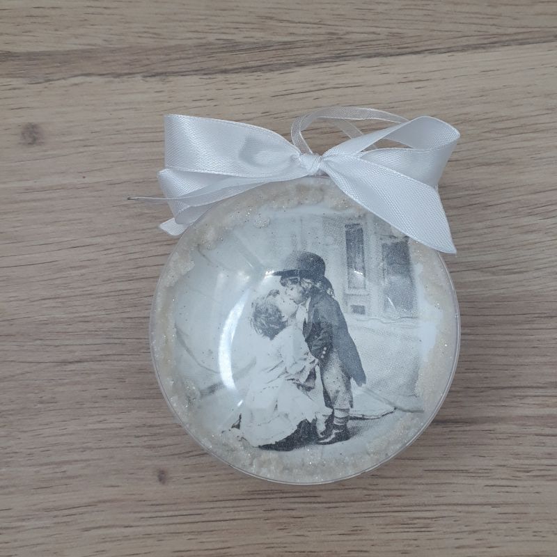 Médaillon, boule plate décorée à la main. Motif : bisou d'enfants