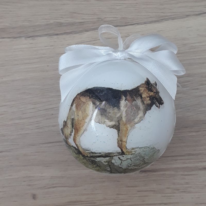 Petite boule décorée à la main. Motif : berger allemand (chien)