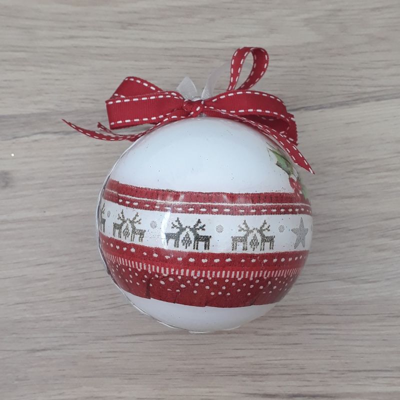 Petite boule décorée à la main. Motif : rouge, blanche, houx, scandinavie