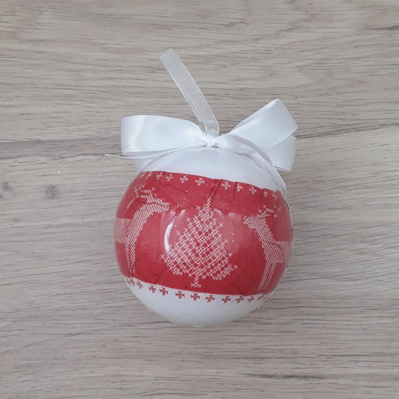 Petite boule décorée à la main. Motif : rennes et sapin blanc etr ouge scandinavie