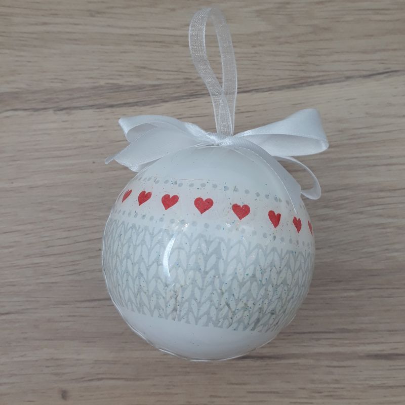 Petite boule décorée à la main. Motif : tricot blanc et gris, scandinavie