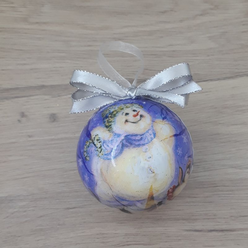 Petite boule décorée à la main. Motif : bonhomme de neige