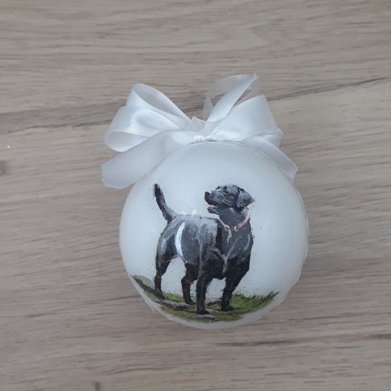 Petite boule décorée à la main. Motif : labrador noir (chien)