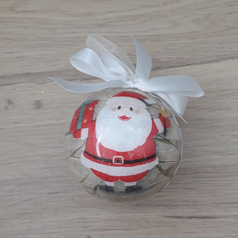 Petite boule décorée à la main. Motif : père noel, fond bois