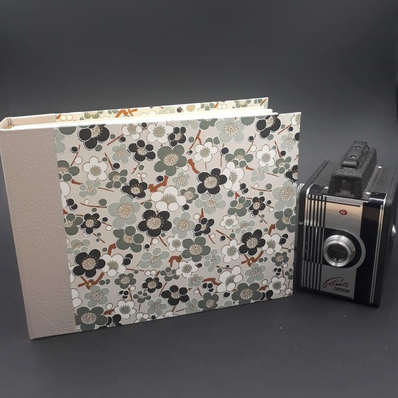 Album photos réalisé artisanalement recouvert d'un papier japonais fleuri aux tons gris et beige