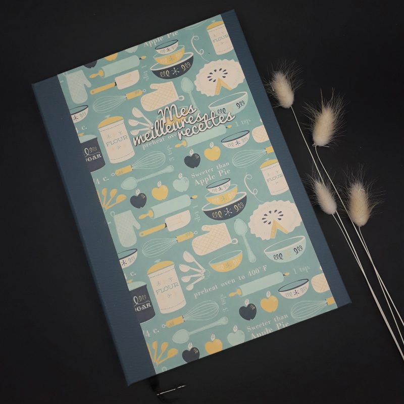 Carnet à recettes artisanal, esprit vintage, jaune et bleu.